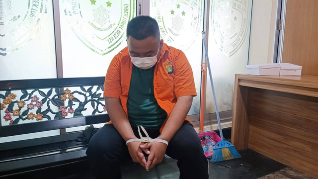 M (26) sopir fortuner berplat polri palsu dan strobo yang arogan di jalanan kawasa Jakarta Utara. Foto: Thomas Bosco/kumparan