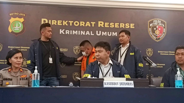 Jumpa pers kasus sopir fortuner arogan di Jakut, dipimipin oleh Kasubdit Jatanras Polda Metro AKBP Samian (tengah) di Mapolda Metro Jaya, Jakarta, Jumat (20/10/2023). Foto: Thomas Bosco/kumparan