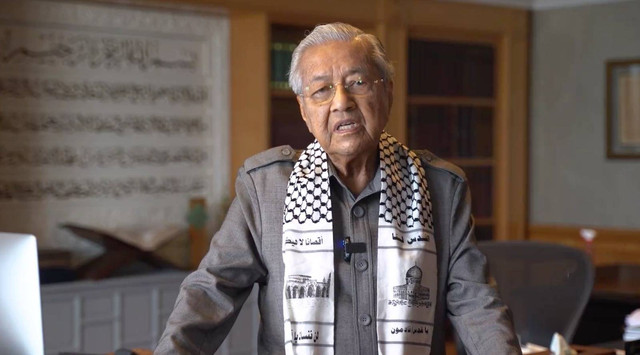 Eks PM Malaysia Mahathir Mohamad menyampaikan pidato "kebohongan demi kebohongan" soal Israel, Kamis (19/10/2023). Foto: Twitter/@chedetofficial