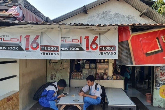 Foto Tangkapan Layar Film Darurat Sekolah Dikepung Iklan Rokok 