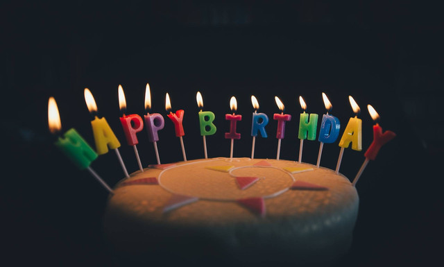 Ilustrasi ucapan selamat ulang tahun bahasa daerah. Foto: Unsplash