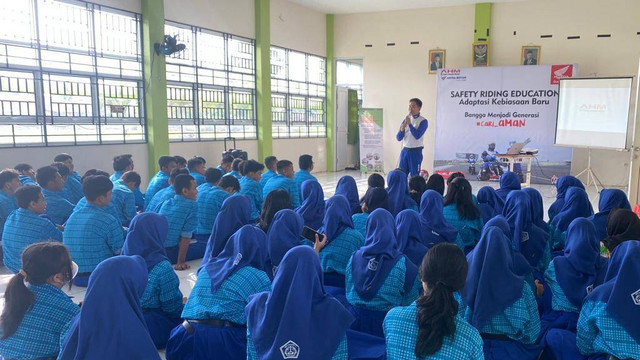 Astra Motor Kalbar Gelar Edukasi Safety Riding di SMAN 11 Pontianak. Foto: Dok. Astra Motor Kalbar