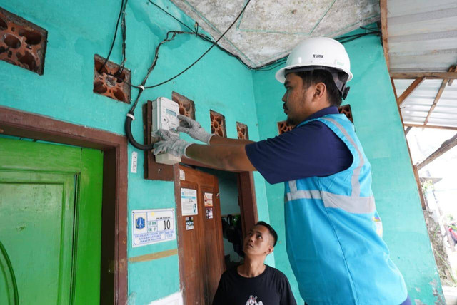 Petugas PLN melakukan pengecekan kWh meter di salah satu rumah pelanggan di Jakarta. Foto: PLN