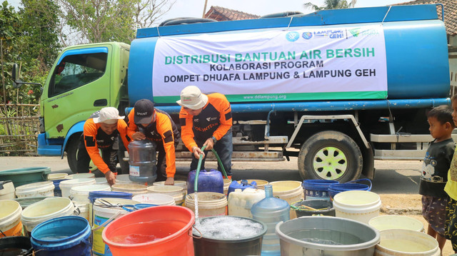 Dompet Dhuafa Lampung bersama Lampung Geh Peduli menyalurkan air bersih di dua titik kelurahan Way Gubak pada Jumat (20/10). | Foto: ist