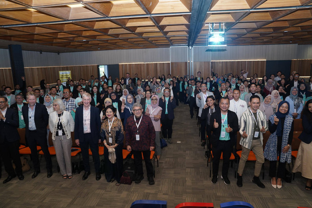 Foto bersama pembicara, peserta saat Pembukaan Konferensi.