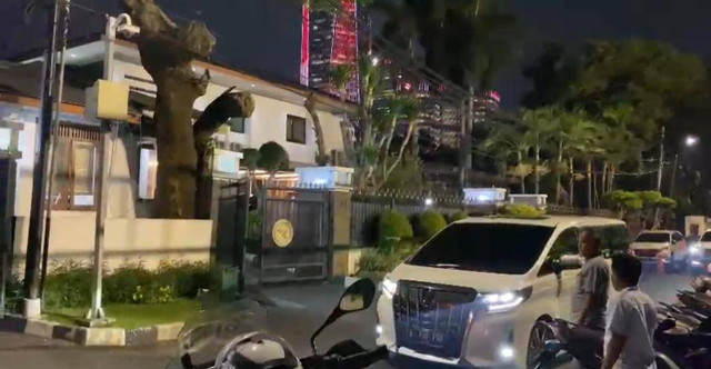Bacapres KIM, Prabowo Subianto tiba di Rumah Dinas Mendag RI, Zulkifli Hasan di Jl. Widya Chandra, Jakarta Selatan, Jumat (20/10/2023) malam. Foto: Zamachsyari/kumparan