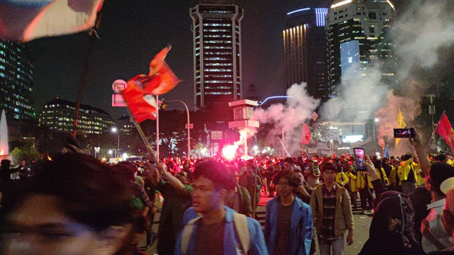 Mahasiswa yang demo di Patung Kuda, Jakarta Pusat, (20/10) membubarkan diri. Foto: Jonathan Devin/kumparan