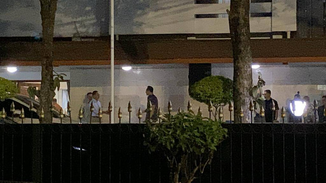 Ketum Partai Demokrat, AHY tiba di Rumah Dinas Mendag RI Zulkifli Hasan di Jl. Widya Chandra IV/16, Jakarta Selatan, Jumat (20/10) malam. Foto: Zamachsyari/kumparan