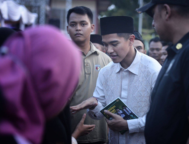Kaesang Pangarep saat menyalami satri Pondok Pesantren Cadangpinggan Kecamatan Sukagumiwang, Kabupaten Indramayu. (20/10/2023). Foto: Panji Asmara/kumpran