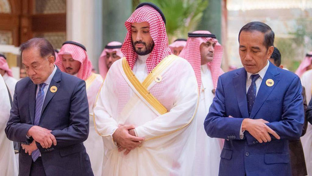 Presiden Jokowi (kanan) bersama Pangeran MBS (tengah) dan PM Anwar Ibrahim salat Jumat di sela menghadiri KTT GCC-ASEAN di Riyadh, Arab Saudi, Jumat (20/10/2023). Foto: Twitter/@anwaribrahim