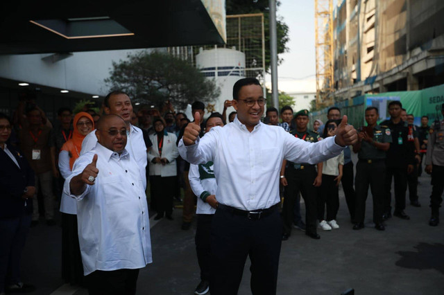 Bakal capres Anies Baswedan tiba untuk menjalani tes kesehatan di Rumah Sakit Pusat Angkatan Darat (RSPAD) Gatot Subroto, Jakarta, pada Sabtu, 21 Oktober 2023. Foto: Aditia Noviansyah/kumparan