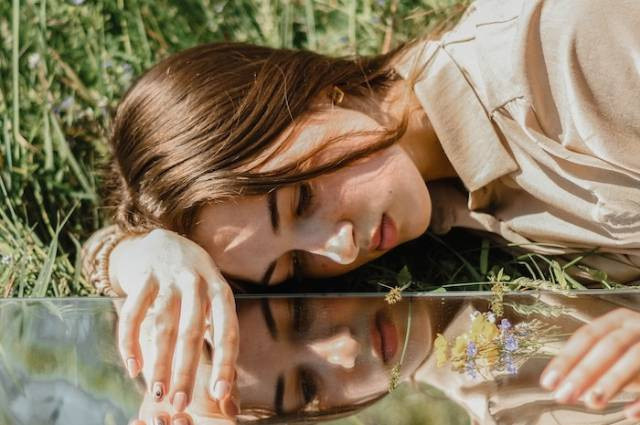 Ilustrasi fase putus cinta cewek, sumber foto: Eugene Lisyuk by pexels.com