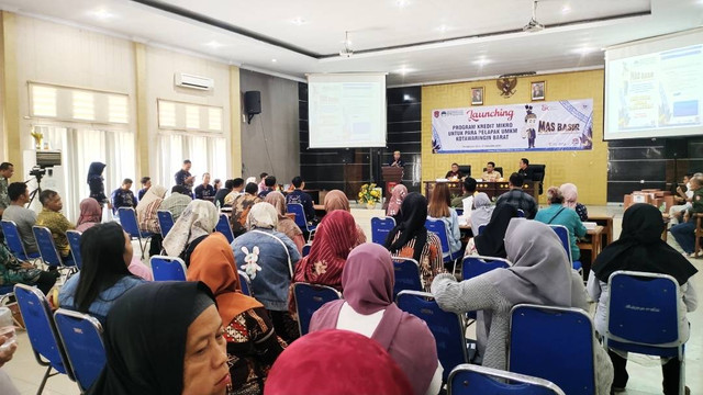 Puluhan Pelapak UMKM Kobar mengikuti launching produk MAS BASIR yang dilaksanakan Perusda BPR Marunting Sejahtera di aula Bapeddalitbang, Sabtu (21/10/2023). Foto: Lukman Hakim/InfoPBUN