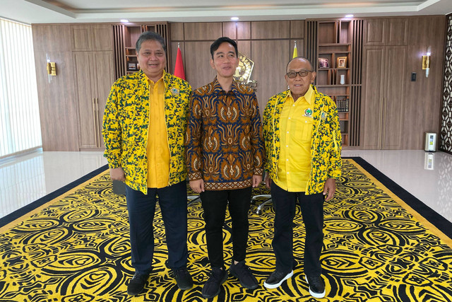 Gibran Rakabuming Raka bertemu Ketum Golkar Airlangga Hartarto dan Ketua Dewan Pembina Golkar Aburizal Bakrie di DPP Golkar Jakarta, Sabtu (21/10).  Foto: Dok. Istimewa