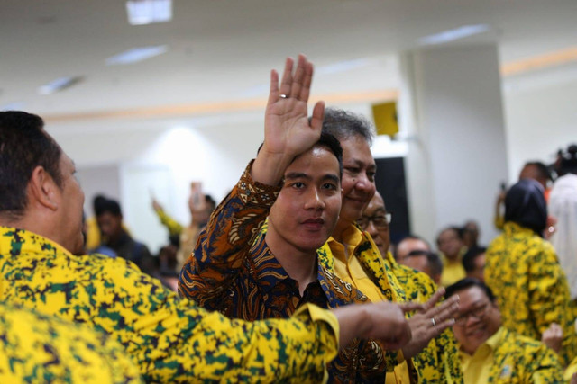Gibran melambaikan tangan saat menghadiri Rapimnas Golkar di Jakarta, Sabtu (21/20/2023). Foto: Aditia Noviansyah/kumparan