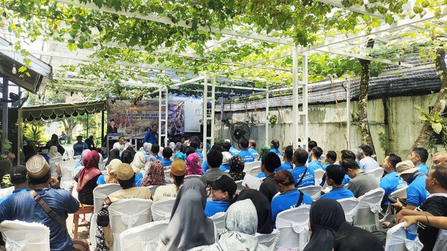 Anggota Komisi IV DPR RI Bambang Purwanto memberikan sambutan saat pelaksanaan Bimtek budidaya anggur di Cafe Anggur 27 Pangkalan Bun, Sabtu (21/10/2023). Foto: Lukman Hakim/InfoPBUN
