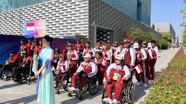 Kontingen Indonesia dalam upacara Team Welcome Ceremony Asian Para Games di Athlete Village Asian Para Games, Hangzhou, China, pada Sabtu (21/10). Foto: Jodi Hermawan/kumparan