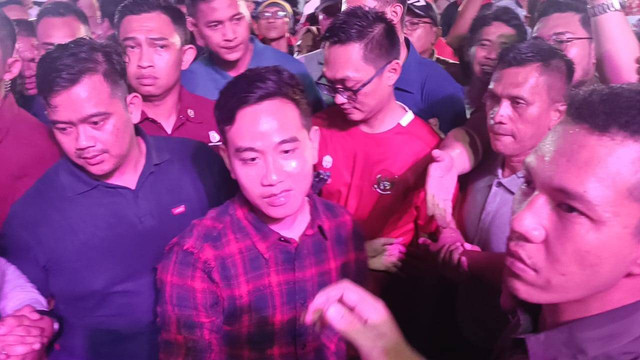Gibran Rakabuming Raka tiba di Tugu Proklamasi untuk menghadiri acara dari relawan, Sabtu (21/10/2023). Foto: Thomas Bosco/kumparan