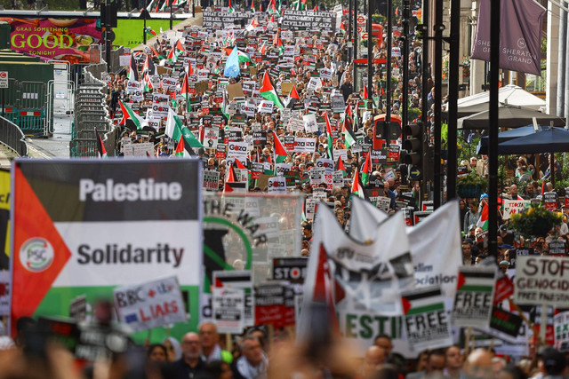 Demonstan aksi dukung warga Palestina di Gaza, di tengah konflik yang sedang berlangsung antara Israel dan kelompok Islam Palestina Hamas, di London, Inggris, Sabtu (21/10/2023). Foto: Hannah McKay/REUTERS