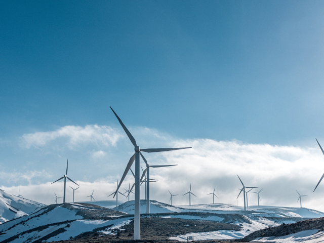 Ilustrasi contoh energi gerak menjadi energi listrik. Sumber: unsplash.com/JasonBlackeyeNyl.