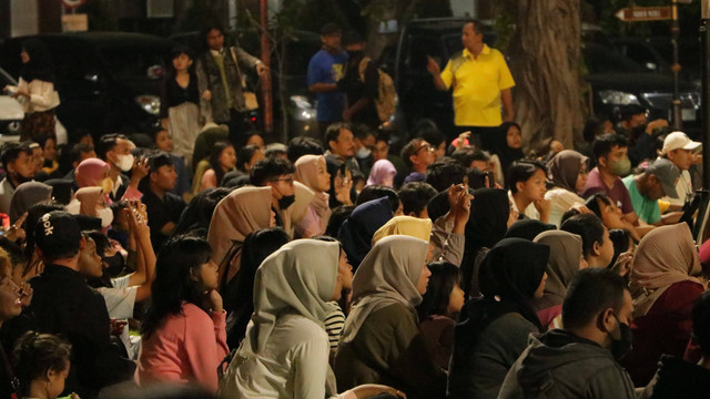 Suasana keramaian pengunjung yang menyaksikan Festival Tari Semarak Budaya Indonesia 2023 di lapangan depan Balai Kota Surakarta (Dok. Pribadi).