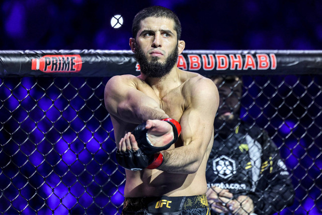 Islam Makhachev dari Rusia tampil sebelum pertarungan Kelas Ringan melawan Alexander Volkanovski dari Australia pada acara Ultimate Fighting Championship 294 (UFC) di Etihad Arena di Abu Dhabi pada Minggu (22/10/2023). Foto: Giuseppe Cacace/AFP