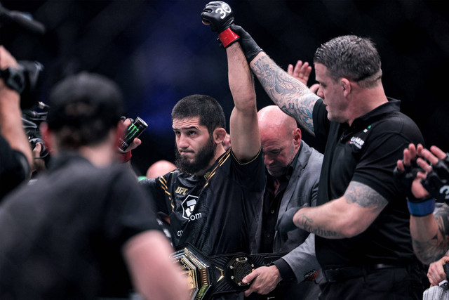 Islam Makhachev (tengah) dari Rusia dinyatakan sebagai pemenang dalam pertarungan Kelas Ringan melawan Alexander Volkanovski dari Australia pada ajang Ultimate Fighting Championship 294 (UFC) di Etihad Arena di Abu Dhabi pada Minggu (22/10/2023). Foto: Giuseppe Cacace/AFP