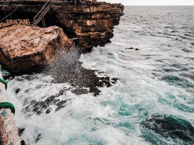 Pantai di Jogja yang terkenal. Sumber foto: Unsplash/Aaron Kiru
