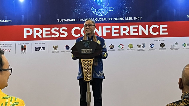 Menteri Perdagangan Zulkifli Hasan memberikan keterangan pers terkait TEI 2023 di ICE BSD, Tangerang pada Minggu (22/10). Widya Islamiati/kumparan Foto: Widya Islamiati/kumparan