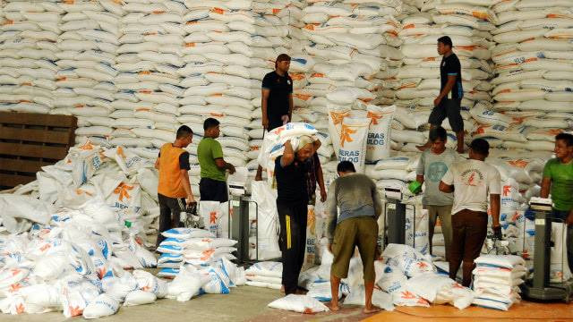 Ilustrasi pekerja saat melakukan aktivitas di gudang Bulog. | Foto: ANTARA FOTO/Ampelsa