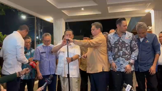 Ketua Umum Partai Gerindra Prabowo Subianto bersama ketua umum parpol Koalisi Indonesia Maju memberikan keterangan pers di Kediaman Prabowo Subianto, Jalan Kertanegara, Jakarta, Minggu (22/10/2023). Foto: Hedi/kumparan