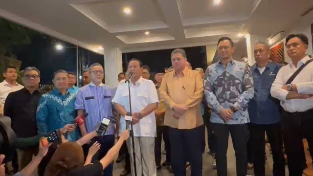 Ketua Umum Partai Gerindra Prabowo Subianto bersama ketua umum parpol Koalisi Indonesia Maju memberikan keterangan pers di Kediaman Prabowo Subianto, Jalan Kertanegara, Jakarta, Minggu (22/10/2023).  Foto: Hedi/kumparan
