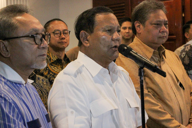 Ketua Umum Partai Gerindra Prabowo Subianto bersama ketua umum parpol Koalisi Indonesia Maju memberikan keterangan pers di Kediaman Prabowo Subianto, Jalan Kertanegara, Jakarta, Minggu (22/10/2023). Foto: Donny Aditra/ANTARA FOTO
