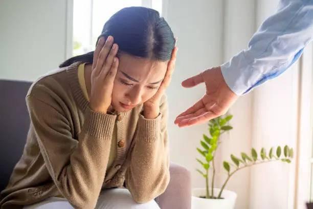 Ilustrasi Diambil dari Pixabay: https://www.istockphoto.com/id/foto/pasien-wanita-dengan-penyakit-mental-dan-fisik-dan-psikiater-psikiater-mendorong-dan-gm1449387282-486617827