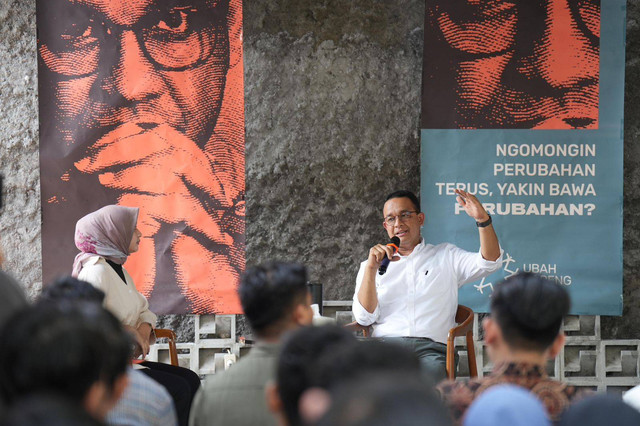 Bacapres Anies Baswedan berdialog dengan anak-anak muda dalam acara bertajuk 'Desak Anies (Ubah Bareng) Jogja' di Eternity Coffee, Yogyakarta, Minggu (22/10) siang. Foto: Dok. Istimewa