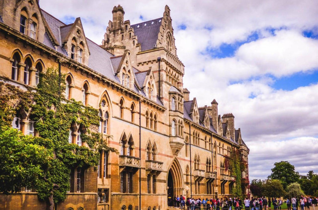 Ilustarsi Kampus Tembok Tinggi Warna Merah By : Canva