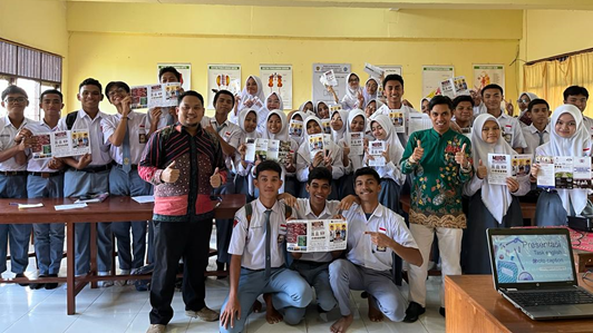 Foto bersama Tim Roadshow UMY dengan para siswa di SMA Kota Ambon. Foto: Dok. Admisi UMY