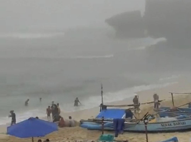 Suasana pantai di Gunungkidul, DIY yang diselimuti kabut, Senin (23/10/2023) pagi. Foto: Twitter/@merapi_uncover