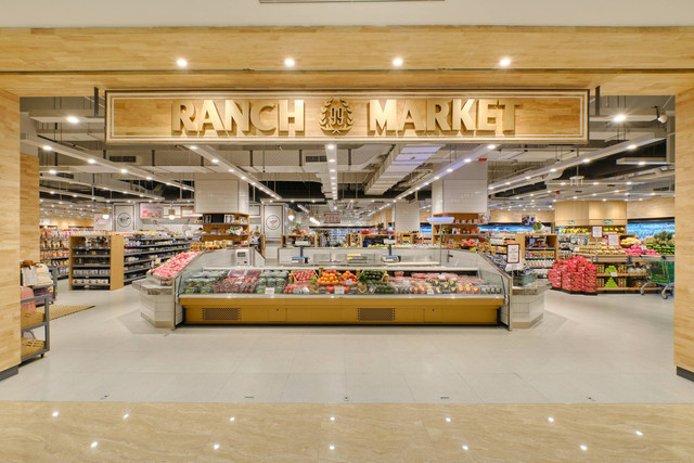 Supermarket Ranch Market rayakan ulang tahun ke-25, pecahkan rekor MURI dengan membuat instalasi seni dari sampah plastik. Foto: Dok. Ranch Market