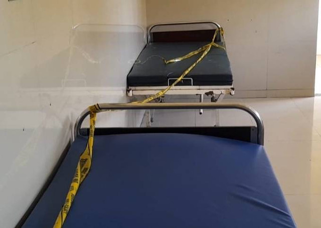 Kasur pasien di kamar isolasi RSUD Syekh Yusuf, Gowa, dipasangi police line. Dok: Ist.
