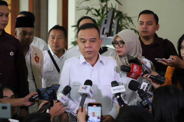 Politisi Partai Gerindra Sufmi Dasco Ahmad tiba di lokasi Rapimnas Gerindra, di Hotel Dharmawangsa, Jakarta Selatan, Senin (23/10/2023). Foto: Jamal Ramadhan/kumparan
