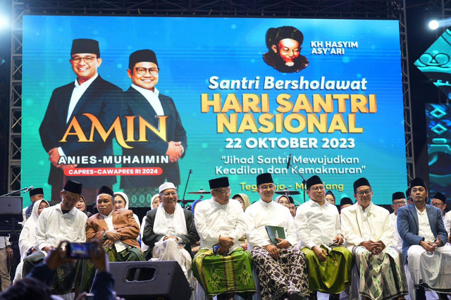 Anies Baswedan dan Muhaimin Iskandar bersama mantan Ketum PBNU KH Said Aqil Siradj menghadiri peringatan Hari Santri di Lapangan Dlimas Tegalrejo, Magelang, Jawa Tengah, Minggu (22/10/2023) malam. Foto: Dok. Istimewa