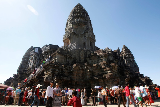 Wisatawan di kuil Angkor Wat di luar Siem Reap, Kamboja pada 31 Desember 2017. Foto: Heng Sinith/AP Photo