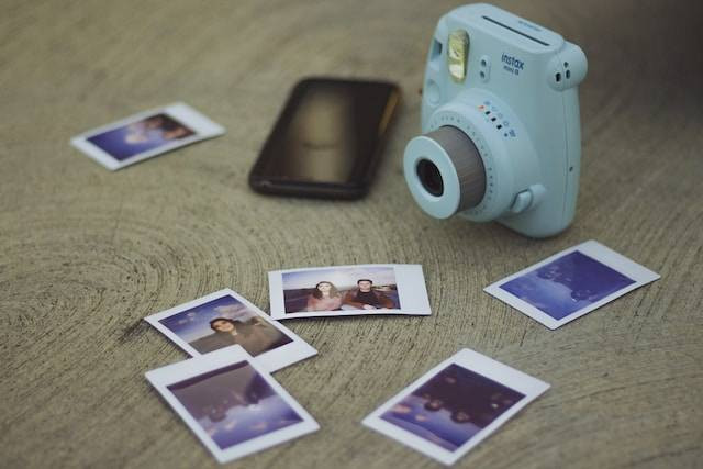Ilustrasi tata cara menggunakan kamera polaroid, sumber foto: unsplash.com/Farica Yang