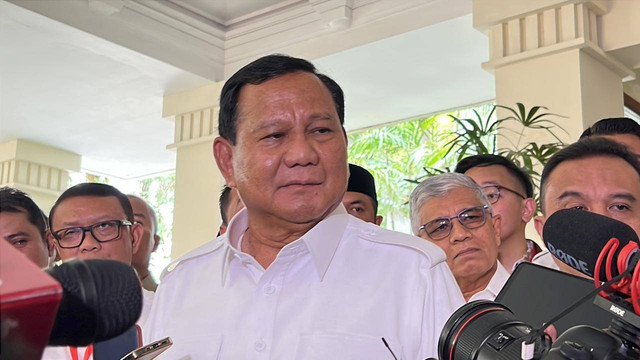 Ketua Umum Partai Gerindra, Prabowo Subianto tiba di Hotel Dharmawangsa, Jakarta Selatan, Senin (23/10/2023). Foto: Zamachsyari/kumparan