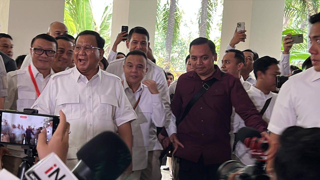 Ketua Umum Partai Gerindra, Prabowo Subianto tiba di Hotel Dharmawangsa, Jakarta Selatan, Senin (23/10/2023). Foto: Zamachsyari/kumparan