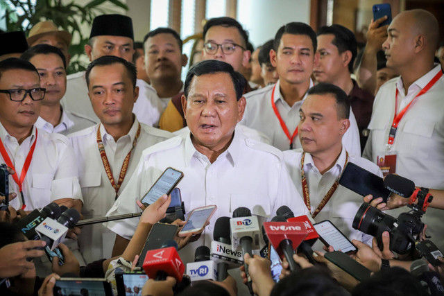 Ketum Partai Gerindra sekaligus Bacapres dari Koalisi Indonesia Maju, Prabowo Subianto, tiba di lokasi Rapimnas Partai Gerindra di Hotel Dharmawangsa, Jakarta, Senin (23/10/2023). Foto: Jamal Ramadhan/kumparan