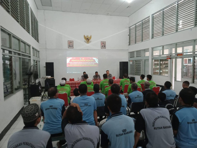 Puluhan Tahanan Rutan Barabai dengan seksama mendengarkan penyuluhan hukum dari Penyuluh Hukum Kanwil Kemenkumham Kalsel