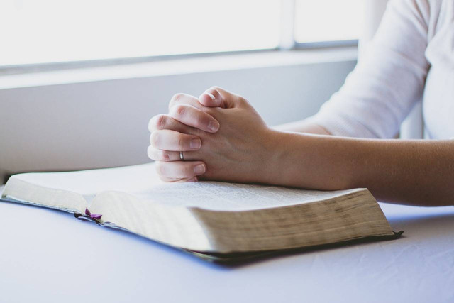 Ilustrasi umat Katolik merenungkan ujud Doa Rosario untuk kita semua yang hadir. Foto: Pixabay