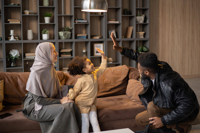 Ilustrasi hubungan mahram yang terdiri atas sepasang suami istri dan anak mereka. Foto: Pexels